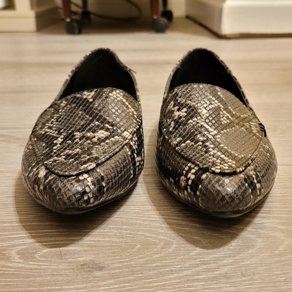 Time & Tru | Black/Gray | Faux Snake Skin | Memory Foam Flats | Size 8W - Picture 5 of 8